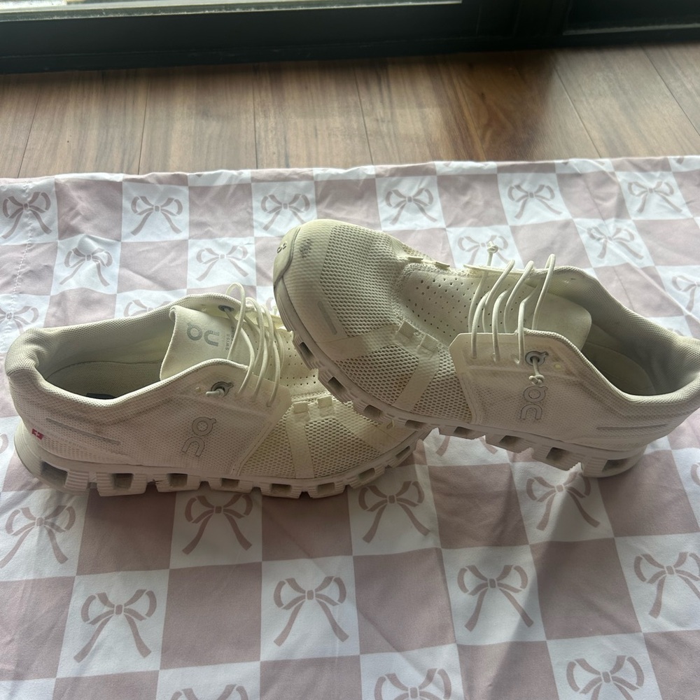 On- CLOUD Running SNEAKERS white or cream
